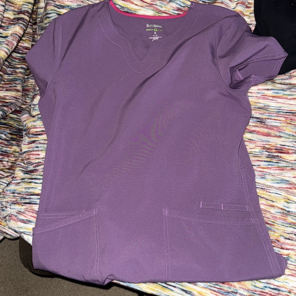 scrub star top - size S - Grape
